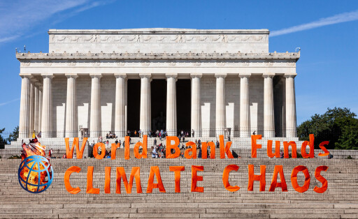World Bank climate protest Climate activists claim the World Bank s practices constribute to the climate emergency at the Lincoln Memorial. The banner is the first of a number of expected climate protests at the Worl Bank and IMF annual meetings next week. Washington DC United States PUBLICATIONxNOTxINxFRA Copyright: xAllisonxBaileyx originalFilename: bailey-worldban221006_npo9Z.jpg