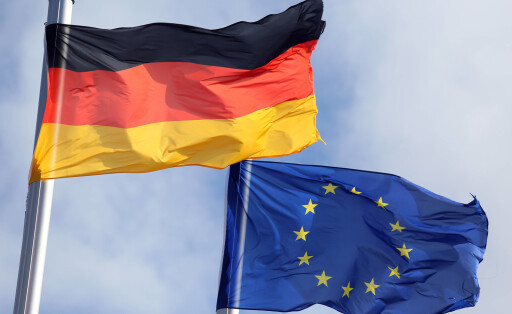 02.04.2023, Binz, Mecklenburg-Vorpommern, GER - Nationalfahne der Bundesrepublik Deutschland und die Europafahne wehen im Wind. aussen, Aussenaufnahme, Beflaggung, Binz, deutsch, Deutschland, Deutschlandfahne, Europa, europaeisch, Europaeische Union, Europafahne, Fahnen, Fahnenmasten, Fahnenstangen, Flaggen, flattern, flatternd, Freisteller, gehisst, Mecklenburg-Vorpommern, Nationalfahne, Nationalflagge, niemand, QF, Querformat, Ruegen, Sterne, Sternenkreis, stuermisch, Symbol, Symbolfoto, Symboli, symbolisch, wehen, wehend, Westeuropa, Wind, windig, Wirtschaft 230402D993BINZ.JPG *** 02 04 2023, Binz, Mecklenburg Vorpommern, GER national flag of the Federal Republic of Germany and the European flag waving in the wind outside, exterior sh