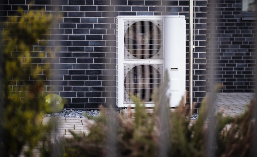 Wärmepumpe Hybridheizung im Vorgarten eines Einfamilienhaus in Langenfeld, NRW, Deutschland Langenfeld Nordrhein-Westfalen Deutschland *** Heat pump hybrid heating in the front yard of a family house in Langenfeld, NRW, Germany Langenfeld North Rhine Westphalia Germany