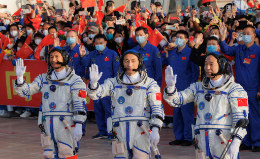 epaselect epa10662661 (L-R) Payload expert Gui Haichao, space flight engineer Zhu Yangzhu, and commander Jing Haipeng wave during the seeing-off ceremony before boarding for the launch of the Long March-2F carrier rocket with a Shenzhou-16 manned space flight at the Jiuquan Satellite Launch Centre, in Jiuquan, Gansu province, China, 30 May 2023. The Shenzhou-16 manned space flight mission will transport three Chinese astronauts to the Tiangong space station. EPA-EFE/ALEX PLAVEVSKI