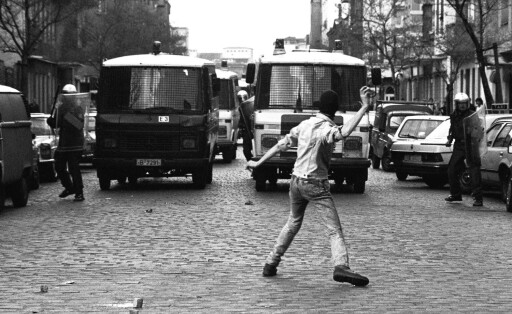 Deutschland, Berlin, 1987-05-01 Vermummte werfen mit Steinen auf Polizisten am Rande des Strassenfestes am Lausitzer Platz in Kreuzberg.
Germany Berlin 1987 05 01 Vermummte throw with Stones on Policemen at Edge the Street festival at Lusetian square in Kreuzberg