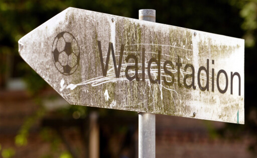 Bildnummer: 01565324 Datum: 03.06.2005 Copyright: imago/Martin Hoffmann
Der Zahn der Zeit nagt am Waldstadion - Ein veraltetes Hinweisschild erinnert an die lange Geschichte einer traditionsreichen Sportstätte; quer, Stadion, Fußballstadion, außen, Außenbereich, Schild, Schilder, Hinweisschild, Hinweisschilder, Wegweiser, Schriftzug, Dreck, dreckig, Schmutz, schmutzig, verschmutzt, verdreckt, verbraucht, überholt, alt, alte, Stadionstory 2005, Fotostory, Reportage, Vorschau Saison 2005/2006, Eintracht Frankfurt, Vdig, Frankfurt / M., Vergangenheit, Vergänglichkeit, Waldstadion / CommerzbankArena / Commerzbank Arena Fußball 1. BL Herren Mannschaft Deutschland Einzelbild pessimistisch Randmotiv Objekte Sportstätte