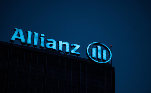 Der Schriftzug des Versicherungsunternehmens Allianz SE auf dem 125 Meter hohen Treptower in Berlin. Foto: bildgehege Allianz *** The lettering of the insurance company Allianz SE on the 125-meter Treptower in Berlin Photo bildgehege Allianz