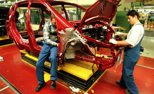 Archivbilder der Woche KW19 DEU , DEUTSCHLAND : Produktion der Mercedes-Benz A-KLASSE bei Daimler-Benz in Rastatt , Februar 1998 DEU , GERMANY : Production of Mercedes-Benz A-class car in the Ulm factory of Daimler-Benz AG , February 1998 *** DEU , DEUTSCHLAND Production of Mercedes Benz A KLASSE at Daimler Benz in Rastatt , February 1998 DEU , GERMANY Production of Mercedes Benz A class car in the Ulm factory of Daimler Benz AG , February 1998
