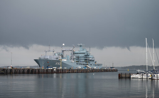 Der Versorger Bonn der Deutschen Marine im Scheerhafen an der Kieler Förde *** The German Navys supply ship Bonn in Scheerhafen on the Kiel Fjord