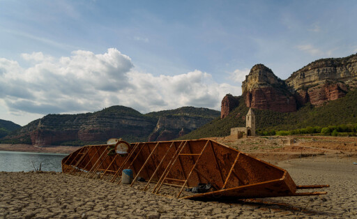 April 27, 2023, Vilanova de Sau, Spain: An old boat on the dry land is seen at the Sau water reservoir. The water resevoir, one of the main sources of water of the spanish region of Catalonia and in particular for the city of Barcelona, is now at 6% capacity according to Catalan Water Agency data, while the water reservoirs of the region are at 27% capacity, which has forced local governement to take measures against the water shortage, as Spain has entered a period of chronic drought. The record low level has made resurface the town of Sant Romà with its iconic bell tower, which was flooded in the 60s when the dam was built. Vilanova de Sau Spain - ZUMAs197 20230427_zab_s197_079 Copyright: xDavidexBonaldox