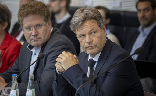 Robert Habeck Buendnis 90/Die Gruenen, Bundesminister fuer Wirtschaft und Klimaschutz und Vizekanzler, und Staatsekretaer Patrick Graichen, in der gemeinsamen Sitzung der Ausschuesse fuer Wirtschaft, und Klimaschutz und Energie. Berlin Deutschland *** Robert Habeck Buendnis 90 Die Gruenen , Federal Minister for Economic Affairs and Climate Protection and Vice Chancellor, and Secretary of State Patrick Graichen, at the joint meeting of the Committees for Economic Affairs, and Climate Protection and Energy Berlin Germany Copyright: xNicoxLepartz/photothek.netx