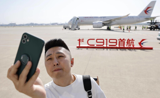 Ein Passagier macht ein Selfie vor dem C919, Chinas erstem heimisch konstruierten Linienflugzeug