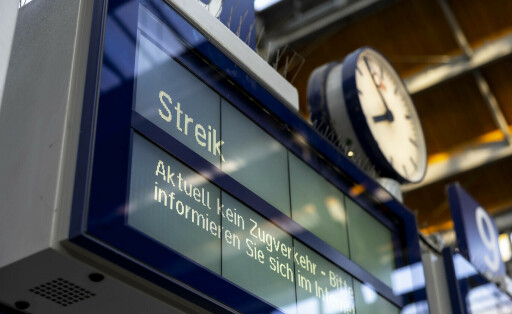 Bahnstreik der EVG, Themenbild, Symbolbild, 21.04.23 Lübeck Schleswig-Holstein Germany *** Railroad strike of the EVG, theme picture, symbol picture, 21 04 23 Lübeck Schleswig Holstein Germany Copyright: xAgentur54Gradx/xFelixxKoenigx