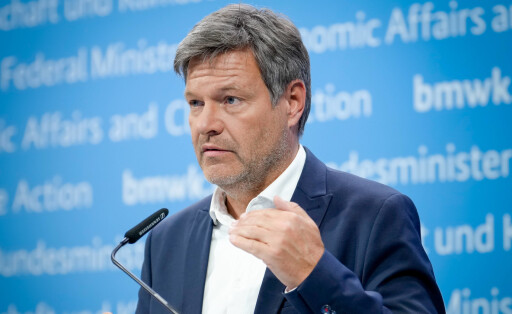 Pressekonferenz des Bundeswirtschaftsministers zum Thema Klimaschutzgesetz und Klimaschutzprogramm Wirtschafts- und Klimaminister Robert Habeck Gruene im Portrait mit besonderer Geste bei der Pressekonferenz zum Thema Klimaschutzgesetz und Klimaschutzprogramm im Bundesministerium für Wirtschaft und Klimaschutz, Berlin , 14.06.2023 Berlin Berlin Deutschland *** Press conference of the Federal Minister of Economy on the topic of climate protection law and climate protection program Economy and Climate Minister Robert Habeck Gruene in portrait with special gesture at the press conference on the topic of climate protection law and climate protection program at the Federal Ministry of Economy and Climate Protection, Berlin , 14 06 2023 Berli