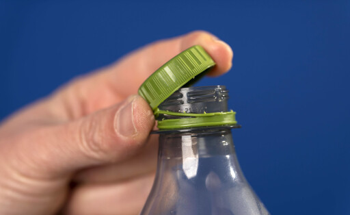 09.02.2023, Neuartiger Schraubverschluss auf den Getränke-Plastikflaschen des Coca-Cola-Konzerns. Lass mich dran, steht auf dem Deckel der Einweg-Pet-Flaschen. Der Verschluss ist mit einem Teil des Sicherheitsrings am Flaschenhals fest verbunden, damit es weniger Plastikmüll gibt: Wenn der Deckel an der Flasche bleibt, kann er nicht verloren gehen Ð und bleibt im Recyclingkreislauf. 09.02.2023, Plastik-Verschluss Pfandflaschen 09.02.2023, Plastik-Verschluss Pfandflaschen *** 09 02 2023, Novel screw cap on the Coca Cola Groups plastic beverage bottles Leave me on, it says on the cap of disposable pet bottles The cap is firmly attached to part of the safety ring on the neck of the bottle, so there is less plastic waste If the cap stays on the
