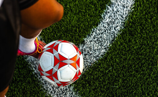 RECORD DATE NOT STATED A soccer player foot with ball on soccer field *** einer Fu