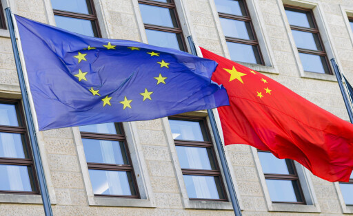 Die Flaggen von Europa und China wehen vor dem Auswaertigen Amt im Wind. Berlin, 09.05.2023 Berlin Germany *** The flags of Europe and China fly in the wind in front of the Foreign Office Berlin, 09 05 2023 Berlin Germany Copyright: xThomasxTrutschelx