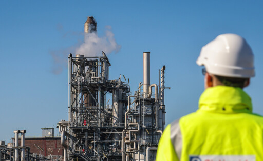 Oberhausen, Nordrhein-Westfalen, Deutschland - Air Liquide, Wasserstoffproduktion im Chemiepark OQ Chemicals. Air Liquid Mitarbeiter mit Firmenlogo auf gelber Jacke vor POX-Anlage (Partielle Oxidation) zur konventionellen Herstellung von Wasserstoff und Synthesegas. Air Liquide plant am Standort Oberhausen zusaetzlich TRAILBLAZER, einen Protonen-Exchange-Membran (PEM)-Elektrolyseur, der aus Wasser und erneuerbarem Strom erneuerbaren Wasserstoff und Sauerstoff erzeugt. Oberhausen Nordrhein-Westfalen Deutschland *** Oberhausen, North Rhine-Westphalia, Germany Air Liquide, hydrogen production at chemical park OQ Chemicals Air Liquid employees with company logo on yellow jacket in front of POX plant Partial oxidation for conventional production