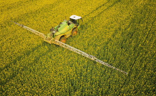 Landwirtschaft Auf einem Rapsfeld am Rand von Dresden, werden Pflanzenschutzmittel ausgebracht. Bannewitz Sachsen GERMANY *** Agriculture On a rapeseed field on the outskirts of Dresden, crop protection products are applied Bannewitz Saxony GERMANY