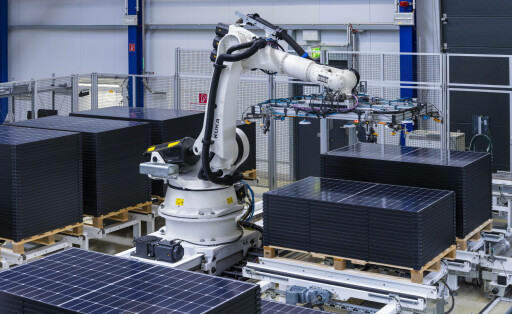 Hochleistungs-Solarzellen Meyer Burger Hochleistungs-Solarzellen und Solarmodule mit proprietäre Heterojunction / SmartWire-Technologie. In der Schweiz entwickelt, in Deutschland produziert. Hochleistungsmodule der neuesten Generation - Meyer Burger startete 2021 mit der Produktion von Hochleistungs-Solarzellen und -Solarmodulen. Seine proprietäre Heterojunction/SmartWire-Technologie ermöglicht es dem Unternehmen, neue Standards in Bezug auf Energieertrag zu setzen. Fertige Solarmodule werden vollautomatisch transportiert und für den Versand vorbereitet. Freiberg Sachsen GERMANY *** High-performance solar cells Meyer Burger High-performance solar cells and solar modules with proprietary Heterojunction SmartWire technology Developed in