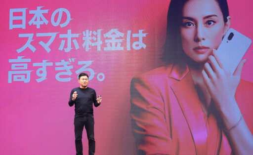 January 29, 2021, Tokyo, Japan - Japan s e-commerce giant Rakuten president Hiroshi Mikitani announces the new price plan for the company s Rakuten Mobile smart phone in Tokyo on Friday, January 29, 2021. Rakuten Mobile s monthly charge is free for up to 1GB users while 980 yen for 1 to 3 GB users and 1,980 yen for less than 20GB users from April. PUBLICATIONxNOTxINxJPN 153005620