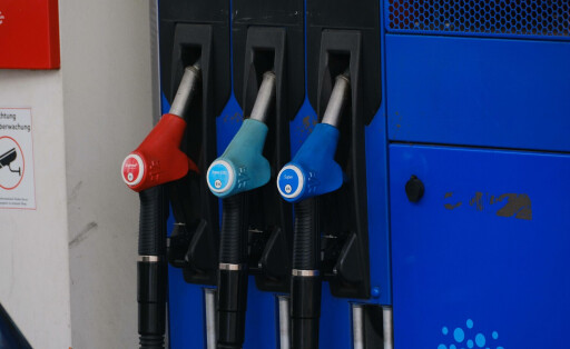 Düsseldorf 14.05.2023 Esso Tankstelle Benzinpreis Benzin Treibstoff Preiserhöhung Rohöl-Knappheit Diesel Zapfsäule Zapfhahn Ölpreis Inflation Ukraine Krise Putin Russland Krieg Spritsparen Düsseldorf Nordrhein-Westfalen Deutschland *** Dusseldorf 14 05 2023 Esso gas station gasoline price petrol fuel price increase crude oil shortage diesel gas pump pump oil price inflation Ukraine crisis Putin Russia war save gas Dusseldorf North Rhine Westphalia Germany