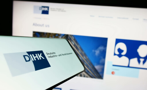 Smartphone with logo of Deutsche Industrie- und Handelskammer DIHK on screen in front of website. Stuttgart, Germany - 03-24-2023: Smartphone with logo of Deutsche Industrie- und Handelskammer DIHK on screen in front of website. Focus on center-right of phone display. Copyright: xZoonar.com/TimonxSchneiderx 20068710
