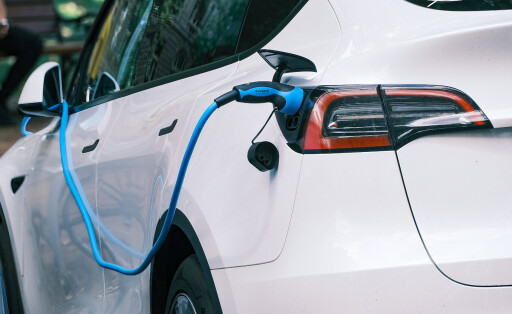 Düsseldorf 10.07.2023 Stromtankstelle Stromtanke Ladestation Elektro-Autos Elektroauto E-Autos Strom Feinstaub Fahrverbot Stromnetz Strompreis E-Ladestation E-Auto Ladesäule Stadtwerke Stromanbieter CO2 Stickoxide HPC Schnellladesäule Schnellladepunkte Schnellladepunkt Elektrotankstelle Elektrotanke Fahrverbote Stromausfall Stromsperre Stromkosten Strompreise Tesla Düsseldorf Nordrhein-Westfalen Deutschland *** Düsseldorf 10 07 2023 electricity charging station charging station electric cars electric car E cars electricity fine dust driving ban electricity grid electricity price E charging station E car charging station public utility electricity supplier CO2 nitrogen oxides HPC fast charging station fast charging points fast charging
