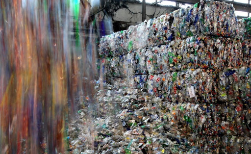 Allemagne. Rostock.11/06/2009. Usine de 'Cleanaway'(Veolia) spŽcialisŽe dans le recyclage du plastique. Celui ci est transformŽ en PET (Polyethylene terephthalate), sous forme de petites billes. Le PET sert ˆ fabriquer des bouteilles plastiques.L'usine recycle 15 000 tonnes par an. Photo: Alexis Duclos
Cleanaway Rostock