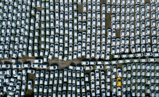 HANGZHOU, CHINA - MARCH 19: Aerial view of abandoned electrical rental cars of ZuoZhongYou Electric Vehicle Service Co., Ltd. at a parking lot on the side of Qiantang River on March 19, 2019 in Hangzhou, Zhejiang Province of China. PUBLICATIONxINxGERxSUIxAUTxHUNxONLY Copyright: xVCGx CFP111201028725