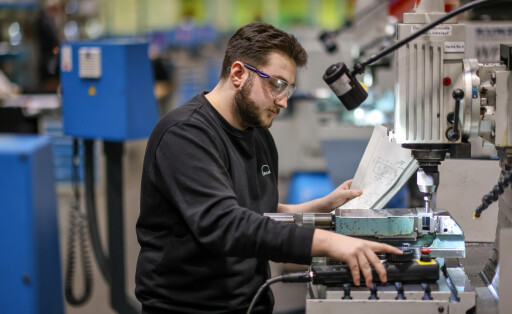 Oberhausen, Nordrhein-Westfalen, Deutschland - Auszubildende in Metallberufen. Auszubildender an einer Werkzeugmaschine im MAN Ausbildungszentrum. MAN Energy Solutions ist ein Traditionsunternehmen im Ruhrgebiet. Am 250 Jahre alten Standort in Oberhausen bauen und entwickeln rund 2.000 Mitarbeiter Kompressoren und Turbinen. Oberhausen Nordrhein-Westfalen Deutschland *** Oberhausen, North Rhine-Westphalia, Germany Apprentice in metal trades Apprentice at a machine tool in the MAN training center MAN Energy Solutions is a traditional company in the Ruhr region At the 250-year-old site in Oberhausen, around 2,000 employees build and develop compressors and turbines Oberhausen North Rhine-Westphalia Germany