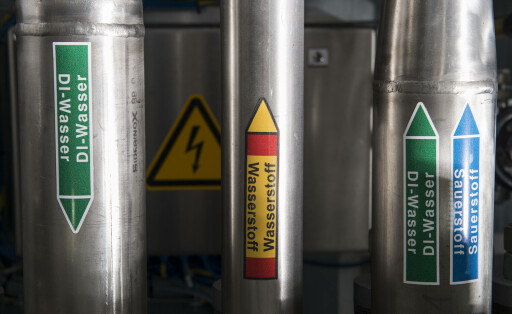 Germany, Hamburg Reitbrook, Eon Hansewerk, Power to Gas storage GERMANY, Hamburg Reitbrook, Eon Hansewerk, Power to Gas storage for wind energy, electrolysis Proton Exchange Membran to generate hydrogene from windpower *** DEUTSCHLAND, Hamburg Reitbrook, Eon Hansewerk, Power to Gas Anlage speist aus ueberschuessigen Windstrom mittels PEM Elektrolyse Proton Exchange Membran umgewandelten Wasserstoff in das Erdgasnetz ein, Elektrolyseur Hamburg Germany