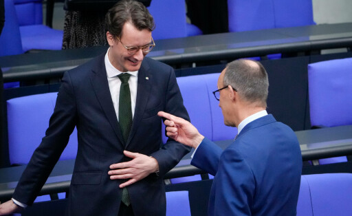 94. Bundestagssitzung in Berlin Aktuell,30.03.2023 Berlin, Ministerpraesident von Nordrhein-Westfalen Hendrick Wuest und CDU Vorsitzender Friedrich Merz mit besonderer Geste, im Geschpraech im Anschluss an die Ansprache Seiner Majestaet Koenig Charles III. bei der 94. Sitzung des Deutschen Bundestag in Berlin Berlin Berlin Deutschland *** 94 Bundestag session in Berlin News,30 03 2023 Berlin, State Premier of North Rhine Westphalia Hendrick Wuest and CDU Chairman Friedrich Merz with special gesture, in conversation following the address of His Majesty King Charles III at the 94 session of the German Bundestag in Berlin Berlin Germany
