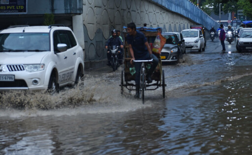 India: Rain Lashes in Kashmir Vehicles moves through a waterlogged road after heavy rainfall in Srinagar, the summer capital of Jammu and Kashmir. Heavy spell of rainfall on Wednesday brought down temperatures several notches below normal bringing relief from hot and humid weather conditions in Kashmir. The Meteorological Department MeT has forecasted a two-day wet spell from 20-22 July in the Himalayan region. Srinagar Jammu and Kashmir India Copyright: MubashirxHassan