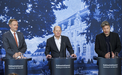 Schloss Meseberg, Kabinettsklausur Pressekonferenz Aktuell, 06.03.2023 Schloss Meseberg, Bundesfinanzminister Christian Lindner FDP gemeinsam mit Bundeskanzler Olaf Scholz SPD und Wirtschafts- und Klimaminister Robert Habeck Gruene bei der Pressekonferenz nach der Klausurtagung des Bundeskabinetts im Gartenhaus von Schloss Meseberg Schloss Meseberg Brandenburg Deutschland *** Meseberg Castle, Cabinet Retreat Press Conference Current, 06 03 2023 Meseberg Castle, Federal Finance Minister Christian Lindner FDP together with Chancellor Olaf Scholz SPD and Economy and Climate Minister Robert Habeck Greens at the press conference after the closed meeting of the Federal Cabinet in the garden house of Meseberg Castle Meseberg Brandenburg Ger