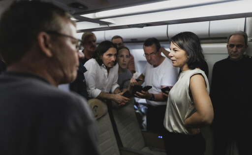 News Bilder des Tages Annalena Baerbock Buendnis 90/Die Gruenen, Bundesaussenministerin, spricht zu mitreisenden Journalisten und Journalistinnen nach dem erneuten Defekt an der Regierungsmaschine A340 waehrend der Rueckkehr nach Abu Dhabi, 15.08.2023. Durch einen unplanmaessigen Stopp in Abu Dhabi aufgrund eines technischen Problems an den Landeklappen des Flugzeugs verzoegerte sich die Weiterreise bereits um einen Tag. Das Flugzeug sollte Aussenministerin Baerbock zu einer mehrtaegigen Delegationsreise nach Australien, Neuseeland und Fidschi bringen. Abu Dhabi Vereinigte Arabische Emirate *** Annalena Baerbock Buendnis 90 Die Gruenen , German Foreign Minister, speaks to journalists traveling with her after another defect on the government plane A340 during Copyright: xFlorianxGaertnerx