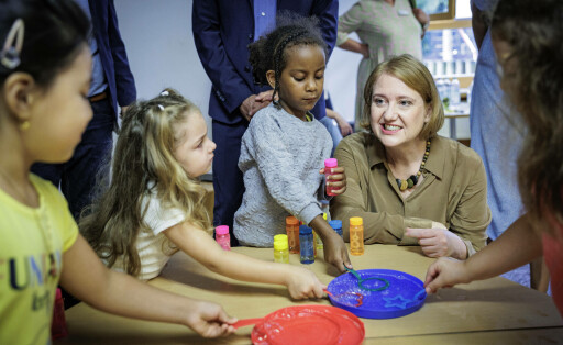 Lisa Paus, Bundesministerin fuer Familie, Senioren, Frauen und Jugend, aufgenommen bei einem Besuch der Sprach-Kita Bismarckstrasse mit dem stellvertretenden Hessischen Ministerpraesidenten Tarek Al-Wazir hier nicht im Bild. Offenbach, 15.08.2023. Offenbach Deutschland *** Lisa Paus, Federal Minister for Family Affairs, Senior Citizens, Women and Youth, photographed during a visit to the Sprach Kita Bismarckstrasse with the Deputy Prime Minister of Hesse Tarek Al Wazir here not in the picture Offenbach, 15 08 2023 Offenbach Germany Copyright: xJaninexSchmitz/photothek.dex