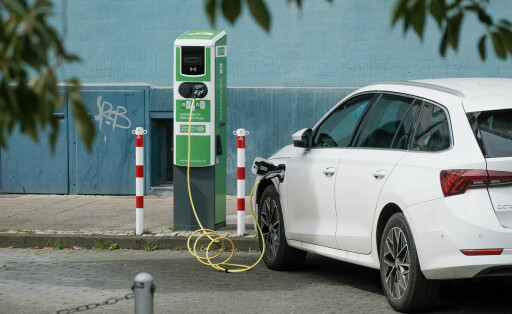 Düsseldorf 24.08.2023 Stromtankstelle Stromtanke Elektro-Autos Elektroauto E-Autos Strom Feinstaub Fahrverbot Stromnetz Strompreis E-Ladestation E-Auto Ladesäule Stadtwerke Stromanbieter CO2 Stickoxide HPC Schnellladesäule Schnellladepunkte Schnellladepunkt Elektrotankstelle Elektrotanke Fahrverbote Stromausfall Stromsperre Stromkosten Strompreise Düsseldorf Nordrhein-Westfalen Deutschland *** Düsseldorf 24 08 2023 electricity charging station electricity charging station electric cars electric car E cars electricity fine dust driving ban electricity grid electricity price E charging station E car charging station public utility electricity supplier CO2 nitrogen oxides HPC fast charging station fast charging points fast charging point
