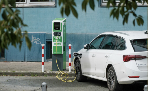 Düsseldorf 24.08.2023 Stromtankstelle Stromtanke Elektro-Autos Elektroauto E-Autos Strom Feinstaub Fahrverbot Stromnetz Strompreis E-Ladestation E-Auto Ladesäule Stadtwerke Stromanbieter CO2 Stickoxide HPC Schnellladesäule Schnellladepunkte Schnellladepunkt Elektrotankstelle Elektrotanke Fahrverbote Stromausfall Stromsperre Stromkosten Strompreise Düsseldorf Nordrhein-Westfalen Deutschland *** Düsseldorf 24 08 2023 electricity charging station electricity charging station electric cars electric car E cars electricity fine dust driving ban electricity grid electricity price E charging station E car charging station public utility electricity supplier CO2 nitrogen oxides HPC fast charging station fast charging points fast charging point