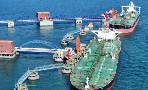 The Cargo Throughput of Shandong Coastal Ports Will Exceed 2 Billion Tons in 2025 YANTAI, CHINA - AUGUST 23, 2023 - Two tankers unload at the 300,000-ton crude oil terminal at Yantai Port in Yantai, Shandong province, China, Aug 23, 2023. By 2025, the cargo throughput of Shandong coastal ports will exceed 2 billion tons. Yantai Shandong China PUBLICATIONxNOTxINxFRA Copyright: xCFOTOx originalFilename: cfoto-thecargo230825_npORa.jpg