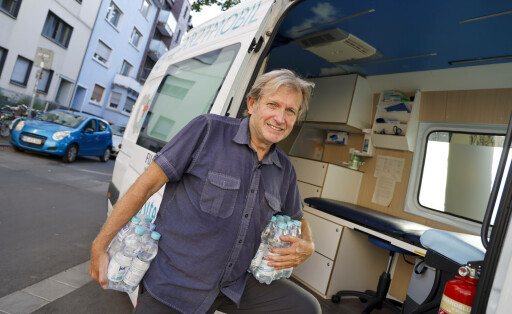 Hitzesommer 2022, Dr. Gerhard Trabert nimmt zur Behandlung von Wohnsitzlosen aus seinem Arztmobil viel Trinkwasser mit 11.08.22 *** Heat summer 2022, Dr Gerhard Trabert takes a lot of drinking water from his doctors mobile to treat homeless people 11 08 22