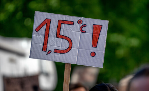 29.000 bei Globalem Klimastreik in München Plakat: 1,5 Grad Am 24. September 2021 versammelten sich in München 29.000 Menschen beim Globalen Klimastreik vor der Bundestagswahl, um ein deutliches Zeichen für Klimaschutz & Umweltschutz, die Einhaltung des Pariser Abkommens und das 1,5 Grad Ziel und um Druck auf die Wähler*innen sowie die Parteien auszuüben. * On September 24, 2021 29,000 people joined the global climate strike two days before the German Parliamentary Elections in Munich, Germany. They protested to show a clear message for climate and environmental protection, for the Paris Agreement & the 1.5 degree goal, and to make pressure on the political parties and the electors. 29.000 bei Globalem Klimastreik in München Münc Copyright: xAaronxKarasekxxxaal.photox