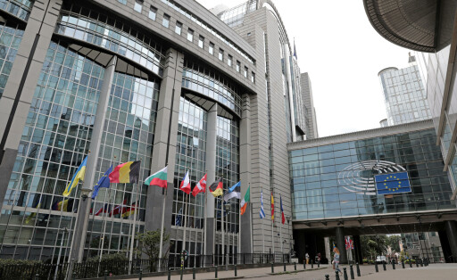 Gebäude des Europäischen Parlaments in Brüssel mit Europa-Flaggen. Gebäude des Europäischen Parlaments in Brüssel. Brüssel Belgien *** European Parliament building in Brussels with Europe flags European Parliament building in Brussels Belgium