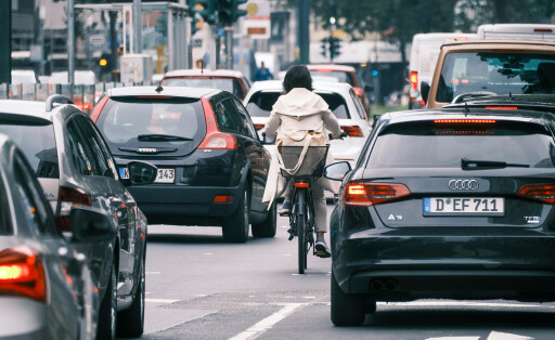 Düsseldorf 17.08.2023 Stau Autostau Verkehrsstau Innenstadt City Verkehr Umwelthilfe Bussgeld Tempobegrenzung Geschwindigkeitsbegrenzung CO2 Stickoxide Stickoxid Feinstaub Emission Luftreinhaltung Luftreinhalteplan Fahrverbote Verkehrskollaps Klimawandel Baustelle Benzinpreis Spritpreis Autos Parkhaus Parken Parkraum Feierabendverkehr Tempo 30 Verkehrswende Mobilitätswende Innenstadtverkehr Benzinpreise Spritpreise Deutschlandticket Autopendler Fahrradfahrerin Fahrradfahrer Radfahrer Automaut Citymaut Düsseldorf Nordrhein-Westfalen Deutschland *** Düsseldorf 17 08 2023 traffic jam traffic jam downtown city traffic environmental aid fine speed limit speed limit CO2 nitrogen oxides nitrogen oxide particulate matter emission air cleanline