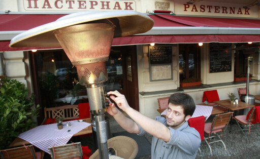 Bildnummer: 52300251 Datum: 15.12.2007 Copyright: imago/Christian Schroth
Mitarbeiter des Cafe - Pasternak - regelt einen Heizpilz in Berlin, Personen; 2007, Berlin, Heizpilz, Heizpilze, Restaurant, Heizung, Heizungen, Schriftzug; , quer, Kbdig, Einzelbild, Gastronomie, Wirtschaft, Arbeitswelten, Gesellschaft, ,