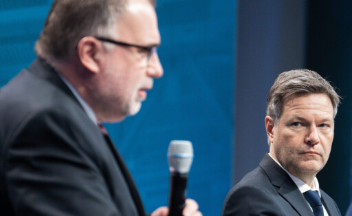 Industriekonferenz 2022 in Berlin Aktuell, 29.11.2022, Berlin, Dr. Robert Habeck, Bundesminister fuer Wirtschaft und Klimaschutz, Prof. Dr. Siegfried Russwurm, Praesident BDI und Joerg Hofmann, Erster Vorsitzender der IG Metall gemeinsam auf der Pressekonferenz im Rahmen der Eroeffnung der Industriekonferenz 2022 im EUREF-Campus in Berlin. Bei der Industriekonferenz 2022 diskutieren Spitzenvertreterinnen und -vertretern aus Industrie, Wirtschaftsverbaenden, Gewerkschaften, Wissenschaftseinrichtungen, Politik und Botschaften ueber aktuelle industriepolitische Herausforderungen und Entwicklungen. Berlin Berlin *** Industry Conference 2022 in Berlin Current, 29 11 2022, Berlin, Dr Robert Habeck, Federal Minister for Economic Affairs and Clim