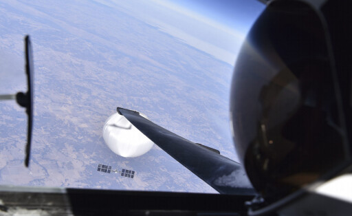 HANDOUT - 03.02.2023, USA, ---: Ein Pilot der U.S. Air Force blickt auf den mutmaßlichen chinesischen Überwachungsballon hinab, der am 3. Februar 2023 über dem zentralen Festland der Vereinigten Staaten schwebte. Der Ballon hatte nach seiner Entdeckung tagelang große Teile der USA überflogen, auch Militäreinrichtungen. Die US-Regierung ging davon aus, dass er zu Spionagezwecken unterwegs war. Deshalb wurde der Ballon am 4. Februar schließlich abgeschossen, nachdem er vor der Küste des Bundesstaats South Carolina über offenem Meer war. (Foto wurde am 22.02.2022 zur Verfügung gestellt) (Wiederholung mit verändertem Bildausschnitt) Foto: -/Department of Defense via DVIDS/dpa - ACHTUNG: Nur zur redaktionellen Verwendung im Zusammenhang mit der aktuellen Berichterstattung und nur mit vollständiger Nennung des vorstehenden Credits +++ dpa-Bildfunk +++