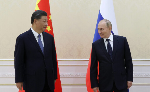 Bilder des Jahres 2022, News 09 September News Themen der Woche KW37 News Bilder des Tages SAMARKAND, UZBEKISTAN - SEPTEMBER 15, 2022: China s President Xi Jinping L and Russia s President Vladimir Putin talk during a meeting on the sidelines of the 22nd Summit of the SCO Council of Heads of State at the Samarkand Tourist Centre. Alexander Demianchuk/TASS PUBLICATIONxINxGERxAUTxONLY TS142745