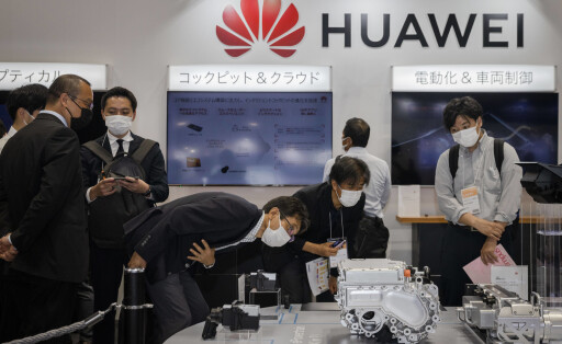 Visitors of the Automotive Engineering Exposition 2022 in Pacifico Yokohama inspect exhibited products by Huawei. May 25, 2022. PUBLICATIONxNOTxINxJPN , aflo_189552534.jpg,