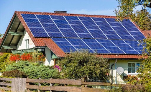 Haus mit Solardach, Oesterreich house with solar panels, Austria BLWS678240 *** House with solar roof, Austria House With Solar panel, Austria BLWS678240 Copyright: xblickwinkel/McPHOTO/BilderBoxx