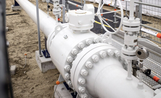 Die Gaszufuhr für das Spezialschiff Neptune während des offiziellen Starts des zweiten deutschen Importterminal für Flüssigerdgas LNG der Deutschen ReGas. In Lubmin muss das Terminal wegen der niedrigen Wasserstände im Greifswalder Bodden über kleinere Shuttle