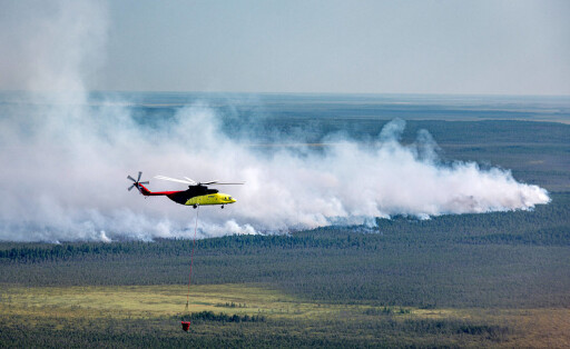 KHANTY-MANSI AUTONOMOUS AREA, RUSSIA - 21, 2020: A helicopter battles a wildfire in the taiga in Sovetsky District of the Khanty-Mansi Autonomous Area, north-west Siberia. On 14 July 2020, the local authorities declared a state of emergency in wooded areas of the Khanty-Mansi Autonomous Area. Since the start of the fire season , more than 240 wild fires covering an area of more than 29,000 hectares have been reported in the region. Denis Bushkovsky/TASS PUBLICATIONxINxGERxAUTxONLY TS0E0B30