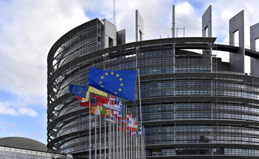 Die Mitglieder des EU-Parlaments pendeln monatlich über da Jahr zwischen Straßburg und Brüssel. Deutsche EU-Politiker fordern eine Winterpause für den EU-Parlamentssitz in Straßburg, um den Energieverbrauch zu reduzieren. Im Bild Flaggen und das EU-Parlement in Straßburg. Themenbild, Symbolbild Straßburg, 18.01.2023 Grand Est Frankreich *** The members of the EU Parliament commute monthly over the year between Strasbourg and Brussels German EU politicians demand a winter break for the EU Parliament seat in Strasbourg to reduce energy consumption In the picture flags and the EU Parlement in Strasbourg Topic image, symbol image Strasbourg, 18 01 2023 Grand Est France Copyright: xDwixAnoraganingrumx