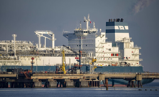 Die Höegh Esperanza, ein LNG-Speicher- und Verdampfungs-Schiff, liegt am LNG Terminal bei Wilhelmshaven, es wandelt das auf Schiffen gelieferte, flüssige Erdgas, LNG, in Gas um und speichert es in das Erdgasnetz ein, Niedersachsen, Deutschland LNG Terminal *** The Höegh Esperanza, an LNG storage and vaporization vessel, is moored at the LNG terminal near Wilhelmshaven, it converts ship-delivered liquefied natural gas, LNG, into gas and stores it in the natural gas grid, Lower Saxony, Germany LNG terminal.